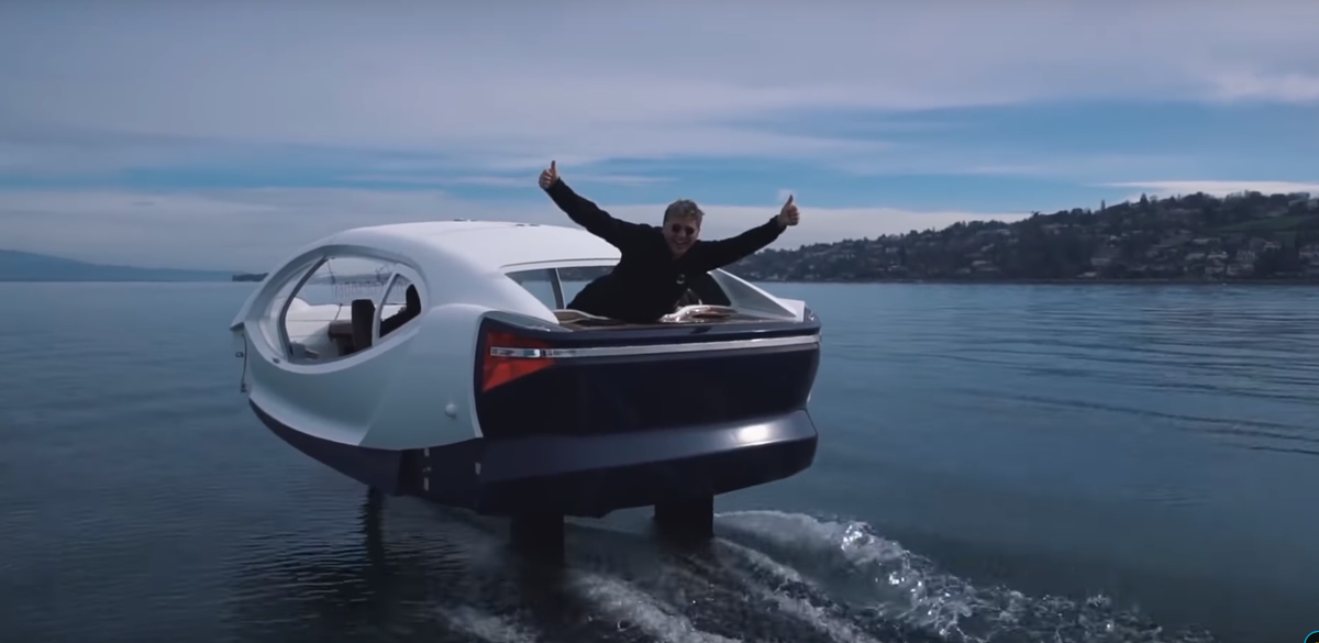 Бизнесмен хочет показать преимущества своего детища: водное такси оборудовано электрическим двигателем и не загрязняет природу. Также оно не шумит и не поднимает волну.
