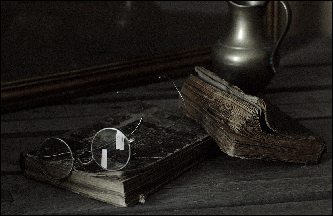 Старые предметы Эстетика. Книги на темном фоне. Стол писателя. Натюрморт со старинными книгами.