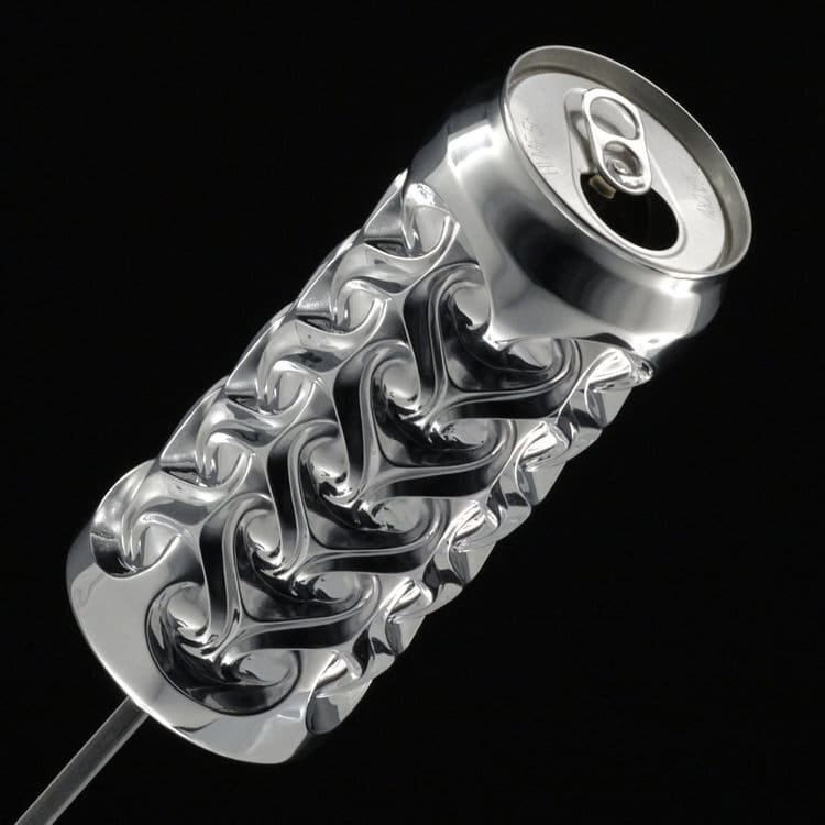  Художник Ноа Деледда (Noah Deledda) превращает мусор в сокровища, переделывая старые алюминиевые банки в потрясающие скульптуры. Все они сделаны вручную: художник использует большой палец руки для создания вмятин и складок на поверхности одноразовых предметов. В результате получаются невероятные трёхмерные скульптуры, украшенные безупречными геометрическими узорами. По словам художника, посредством своего творчества он старается создать нечто уникальное из обычной вещи. 

