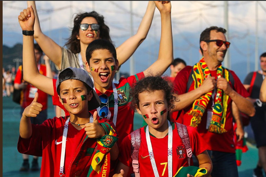 Болельщики в Сочи в ожидании  игры Испания : Португалия