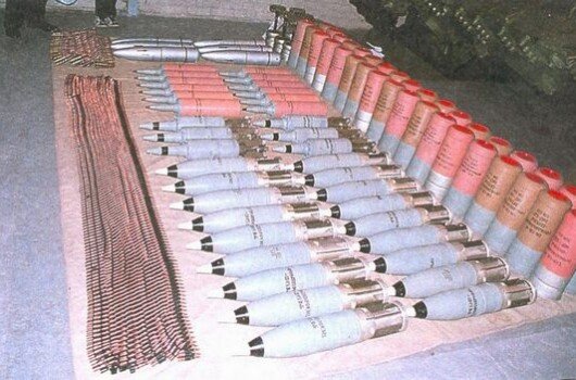 Боекомплект Т-90. Снаряды (внизу), заряды (стоят сзади). Хорошо различим металлический поддон и сгораемая оболочка заряда.