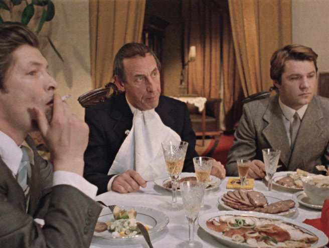 Хрусталю и цельным сервизам - "да". Салфетке за воротником и приборам, оставленным на краешке тарелки как "вёслам", - решительное "нет"!