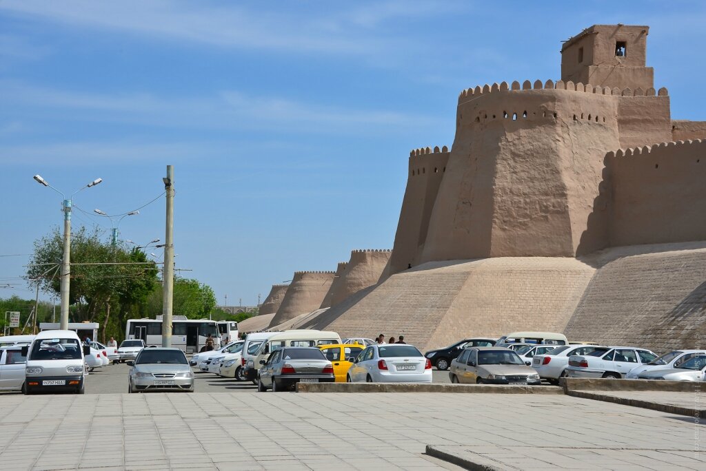 01. Сим жил где-то в приблизительный период 2560-1960 года до нашей эры. Не имея никаких основательных сведений подтверждающих или опровергающих эту легенду, современные хивинцы, говорят о возрасте своего города так: Основан более 2500 лет назад. Согласитесь, впечатляет и так.

