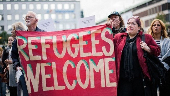 Зомбированные СМИ шведы приветствуют мигрантов. Местных ждет много интересного. Особенно женщин.