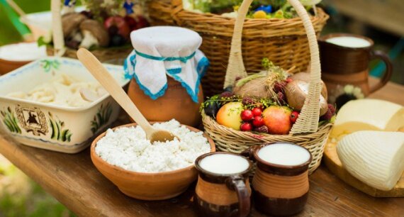 
 9. Местные продукты способствуют развитию фермерских рынков, что в свою  очередь может привлечь туристов в регион. Посетить рынок и купить что-то  у местных производителей — это лучшее, что может сделать турист, чтобы  почувствовать вкус местной еды.
 10. Покупка местных продуктов питания помогает местным фермам выжить и  процветать, в свою очередь, помогает защитить землю от застройки и  сохранить природу. Процветая фермеры скупают земли под сады и пастбища,  что позволяет им оставаться нетронутыми и живыми, а не отдаваться в  застройку 