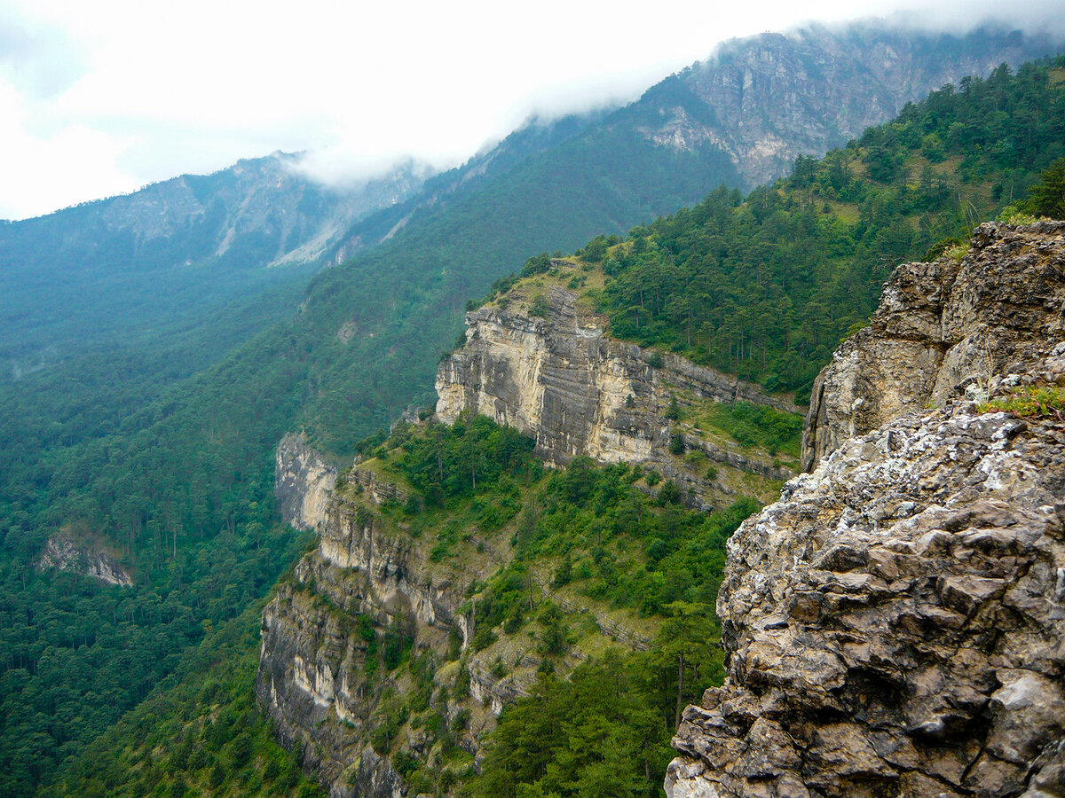Пусть будет фото гор,  которые "красиво нависают над Ялтой" : )