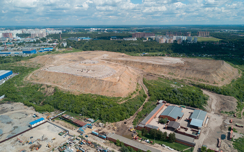 Полигон Кучино. Землей присыпаны горы мусора высотой с пятиэтажный дом