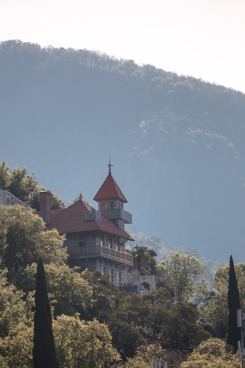 Как добраться?
Замок стоит возле конечной остановки городских маршруток. Добраться до него можно пешком через Приморский парк. 
43, 193182 40,133245
