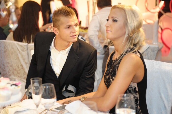 Дмитрий Тарасов и Ольга Бузова. Телеведущая встречалась с футболистом более 4 лет, но потом он предпочел изменить Бузовой с моделью. Бракоразводный процесс затянулся надолго, огромным количеством гневных комментариев с обеих сторон