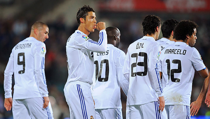 В этой игре букмекеры считают фаворитом Реал, принимая ставки на его выигрыш с коэффициентом 1.20. Ставки на победу Ромы вырастут почти в семь раз, если она обыграет действующего победителя Лиги чемпионов и обладателя трех последних кубков победителя турнира. Реал выиграл только половину из десяти последних домашних матчей в Лиге чемпионов, проиграв за это время два раза. Для сравнения, столько же поражений он потерпел в 40 домашних матчах перед этим, выиграв 33 из них и четыре раза сыграв вничью. В то же время Реал забивал в каждом из 42 предыдущих домашних матчей в Лиге чемпионов. В последний раз ему не удалось поразить цель на своем поле в апреле 2011 года, когда он со счетом 0:2 проиграл Барселоне. В 6 из 11 последних матчей в родных стенах в Лиге чемпионов Реал забивал минимум три гола.