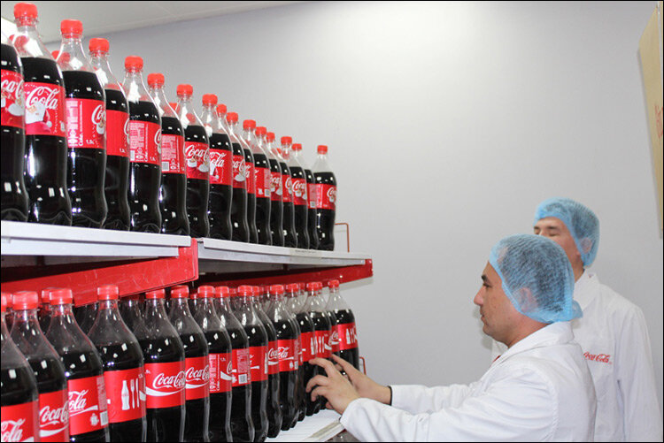 Coca cola uzbekistan. Завод Кока-кола Узбекистан. Кока кола Узбекистан. Кока-кола ичимлиги Узбекистан. Coca Cola завод Ташкент.