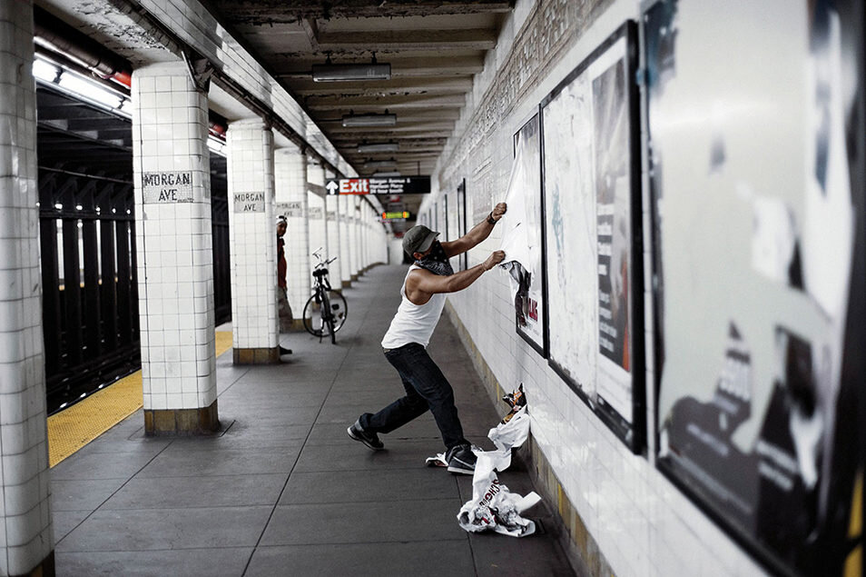 Картинка для привлечения внимания - фотография Кристофера Андерсона, которая как бы демонстрирует, что чуваку из Бруклина не нравится, когда ему советуют, как одеваться, что есть и как вообще жить