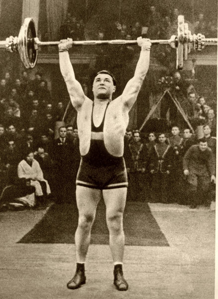 Выдающийся советский атлет Я. Куценко устанавливает ещё один рекорд