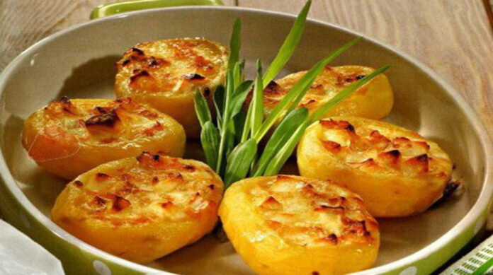И гарнир, и основное блюдо: рецепт картофеля, фаршированного мясом