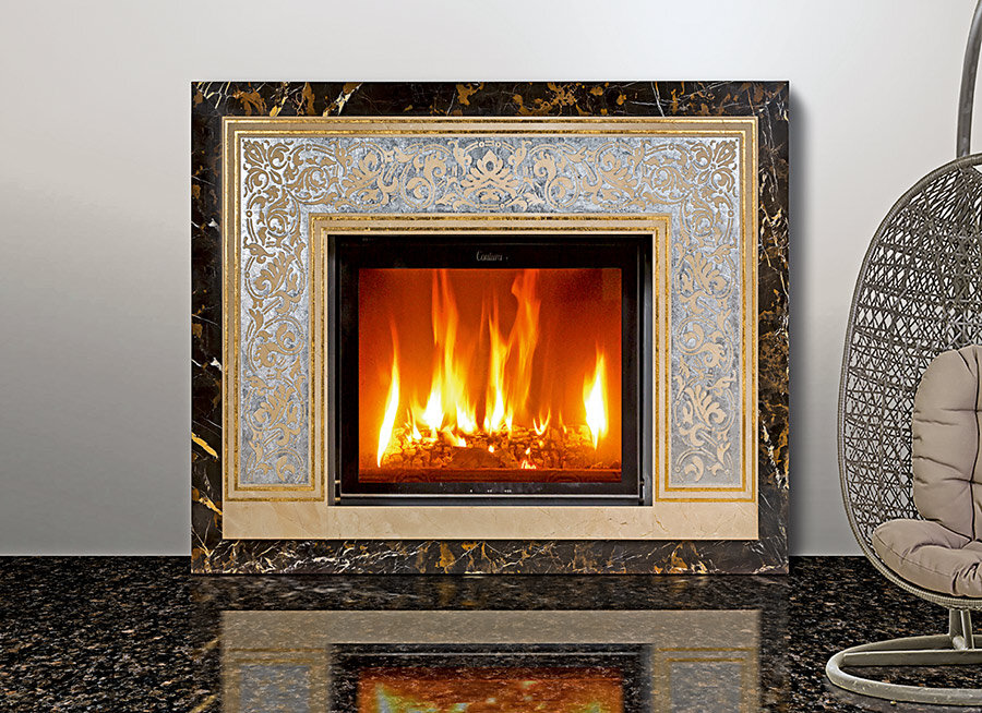  UNIZARO. Пристенный камин с лаконичной геометрией смотрится великолепно благодаря декору портала — золоченому узору, нанесенному на мрамор.