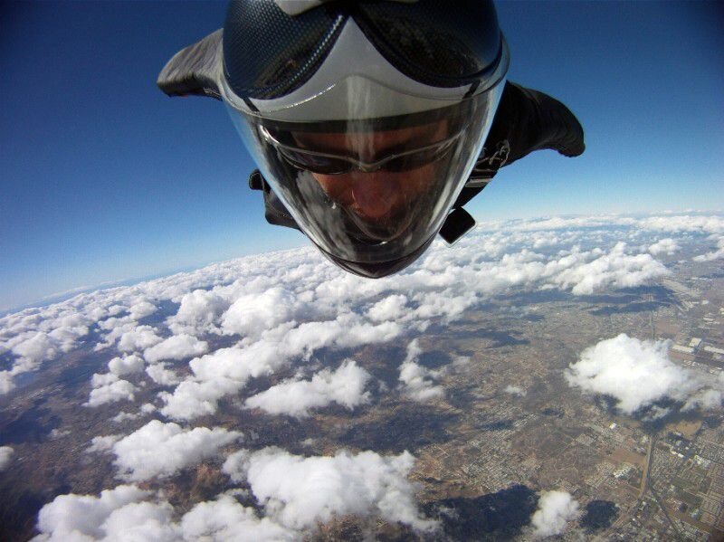 Extreme video. Skydivers.