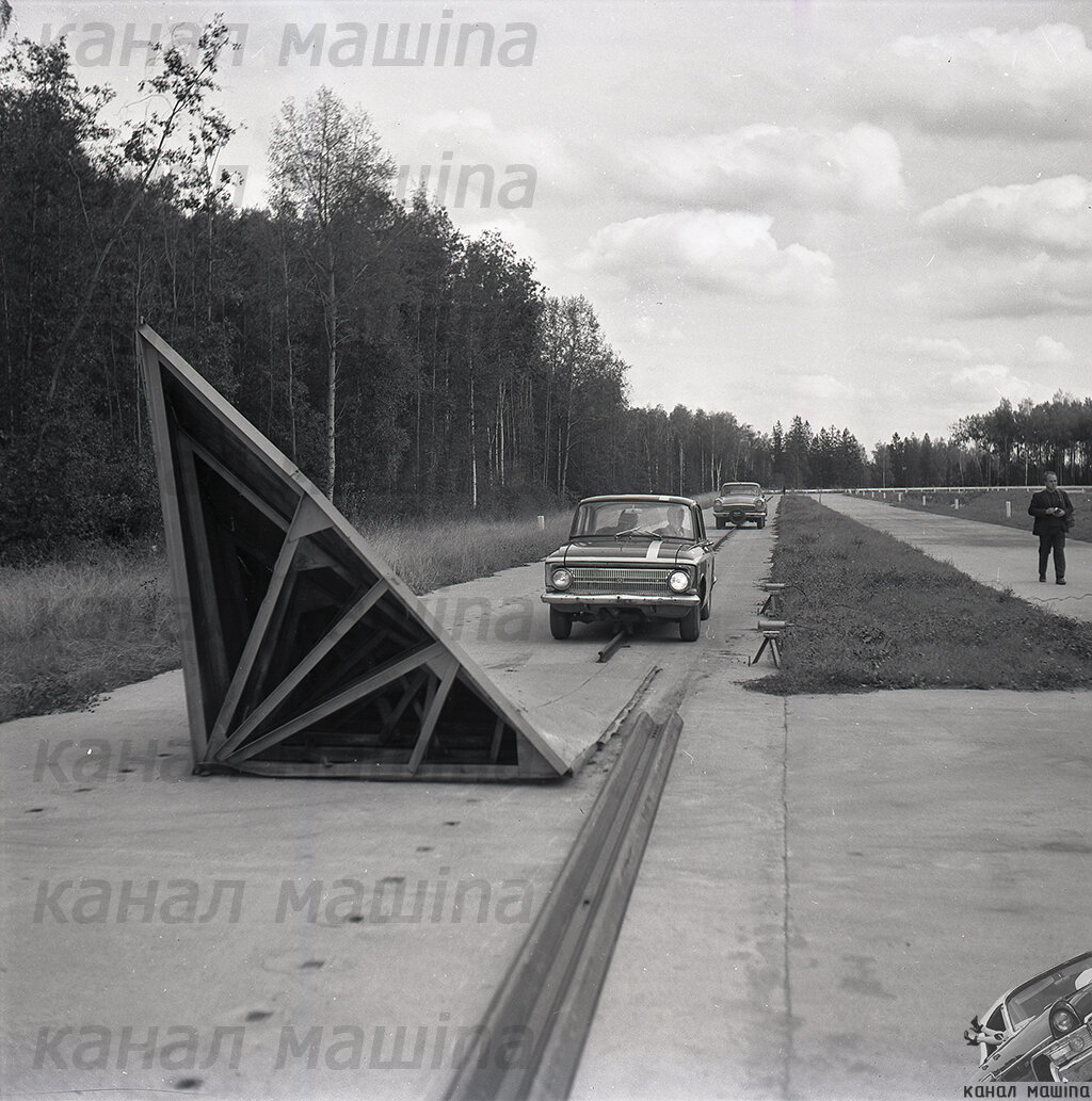 За секунду до полета. За рулем "Москвича" – пристегнутый манекен, рядом – непристегнутый  манекен