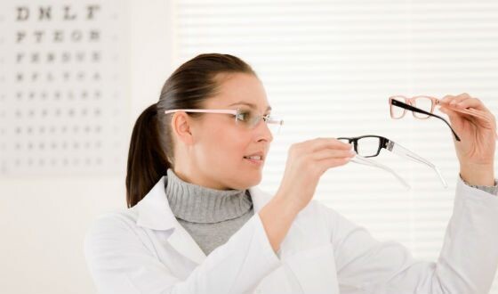 Определить, насколько испортилось ваше зрение, легко
Есть простой тест: нужно поднести к глазам печатный текст (например, газету) и замерить расстояние, на котором глаза могут разобрать слова. В 20-летнем возрасте это расстояние равно примерно 10 см, а вот в сорокалетнем – уже около 23 см.