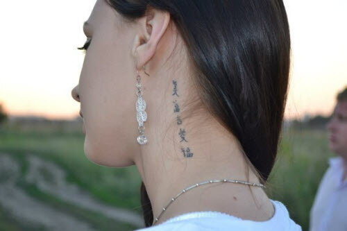  Татуировка на шее с символами красоты изобилия удачи любви счастья (сверху вниз)