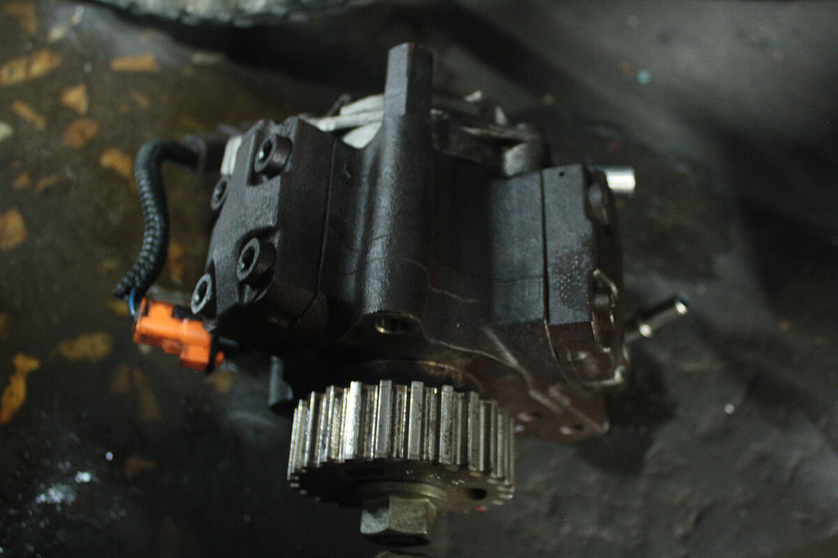 Топливный насос высокого давления является одним из основных конструктивных элементов системы впрыска дизельного двигателя. Эта деталь особенно чувствительна к качеству топлива и масла. Попадание в топливо пыли или жидкости может привести к выходу из строя плунжерных пар, форсунок и других узлов топливной системы. Признаки неисправности ТНВД: - повышенный расход топлива; - шумы при работе двигателя и ТНВД;
- прекращение подачи топлива;
- затрудненный запуск двигателя;
- подтёки топлива из насоса.
