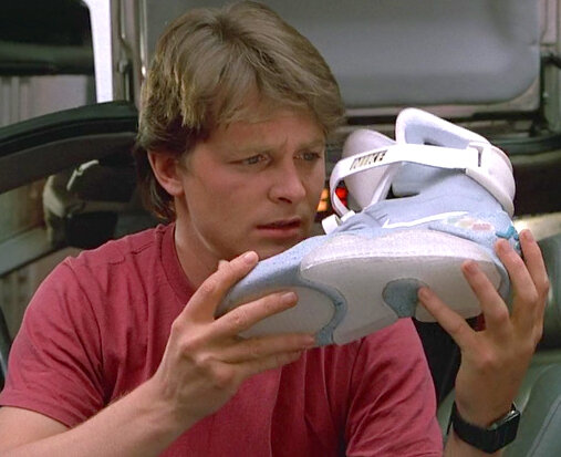 кадры из кинофильма "Назад в будущее 2", Марти маклафлай и Nike Air MAG 