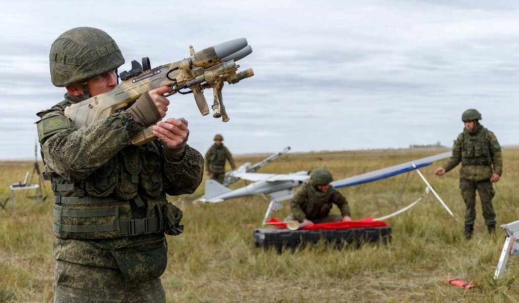 Военнослужащий с оружием защиты от дронов REX 1 / Фото: Вадим Савицкий