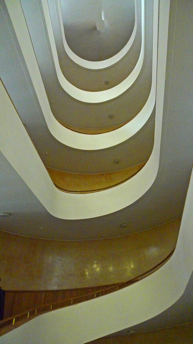 Вместо лестниц — пандусы. Считается, что Корбюзье так нежно их любил, потому что из-за своего слабого зрения не жаловал ступени, которые вечно не мог разглядеть.