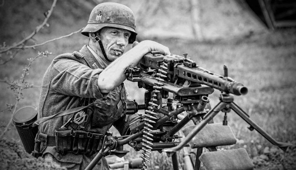 Pro voinu. MG 42 Вермахт. Немецкий пулеметчик с мг 42. Немецкий пулемётчик с MG-34. Немецкий солдат с мг 42.