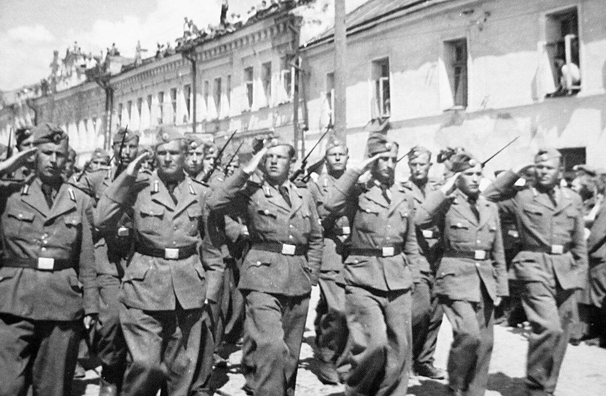 Парад РОА Псков 1943