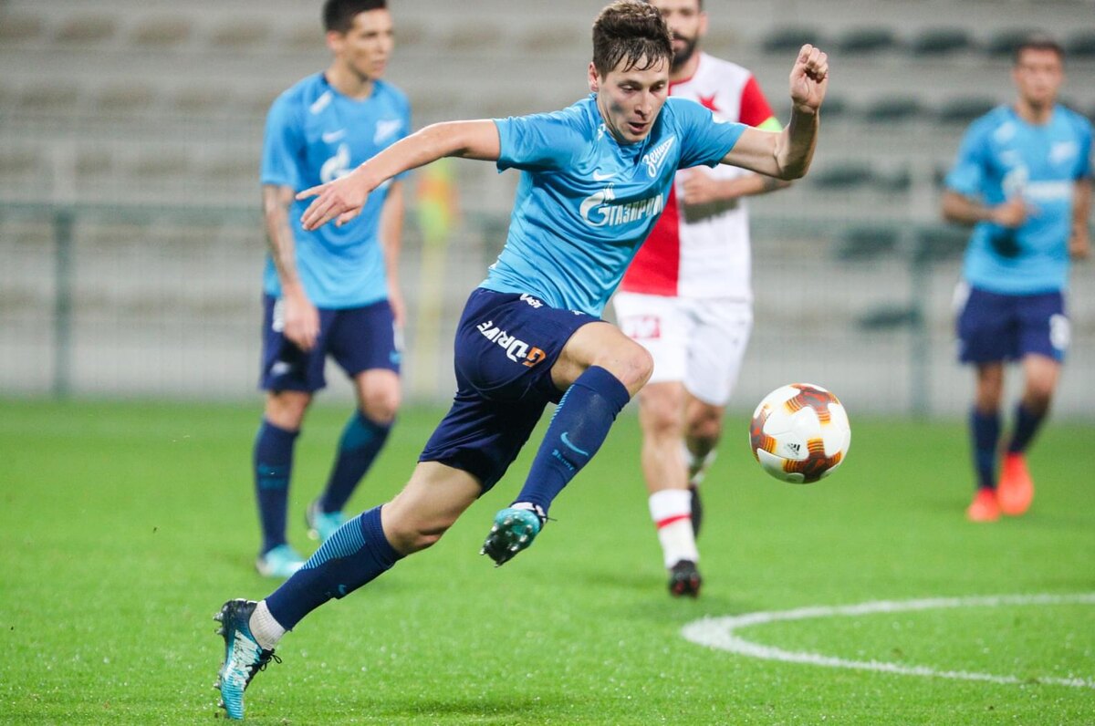 Далер Кузяев в матче со Славией