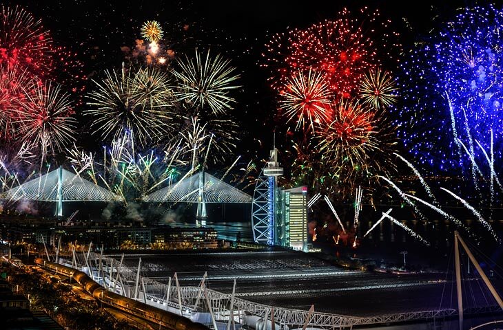 Новогодний салют в районе Экспо (Лиссабон), парк Наций (Parque das Nações (Парк даж Насоеш)