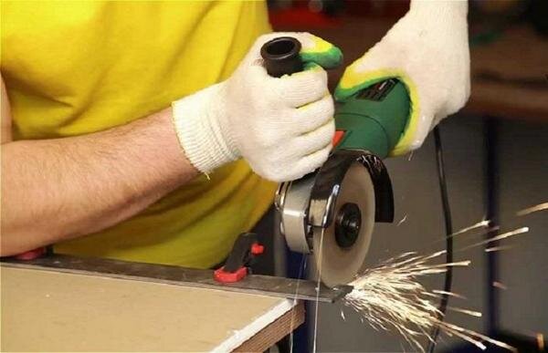 Вот примерно так я режу металл болгаркой