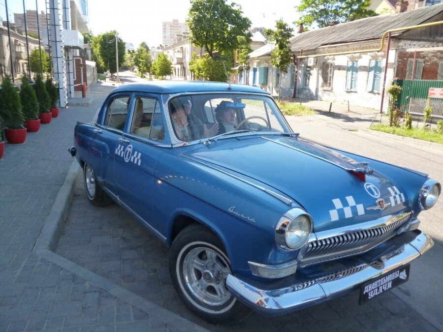  Таксист везет знаменитую троицу.