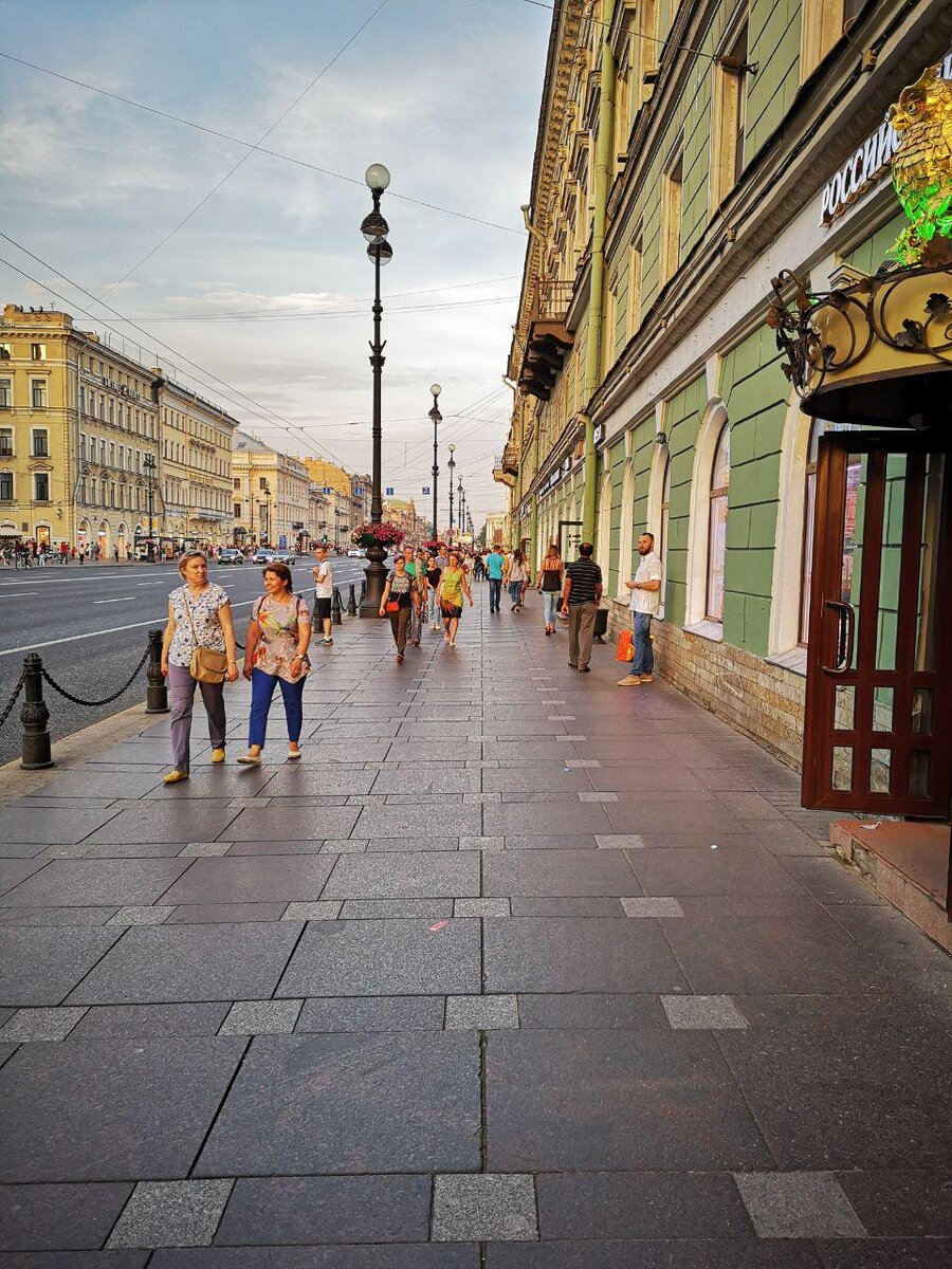 Всегда было интересно, о чём думают люди, идущие на встречу :)