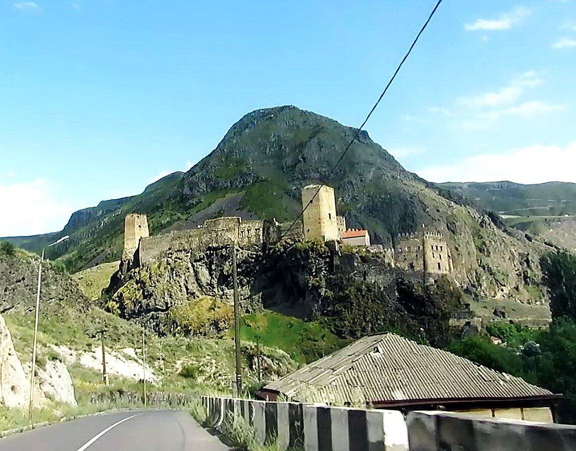 Вид на крепость Хертвиси с дороги. Крепость датируется Х-м веком. За это время она несколько раз переходила из рук в руки монголам, персам, туркам, грузинам. Частично была разрушена, но большая часть, в том числе зубчатые стены, сохранилась и была восстановлена.