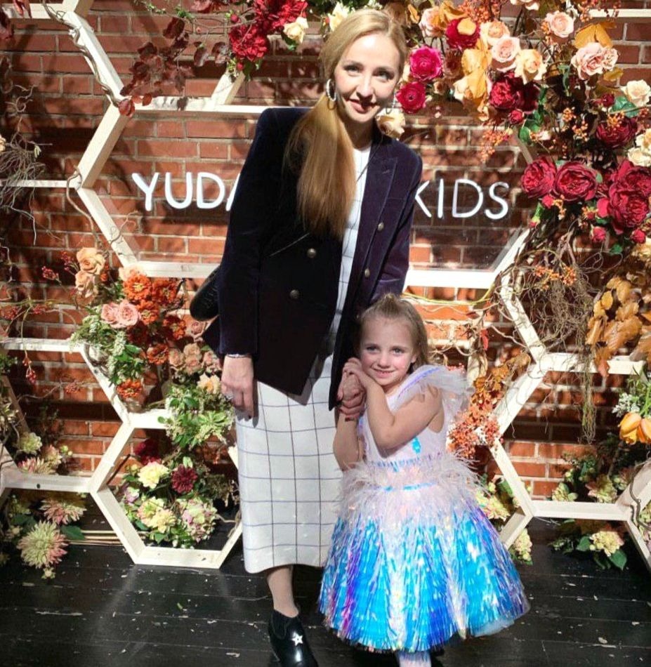 Надя Пескова с мамой на показе "ШОУБИЗ - Закулисье"