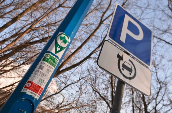 Верное сочетание "зарядной опоры" и знака парковки для электромобилей. Только это пока не везде так...