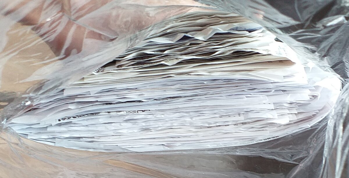 Целая куча чеков.