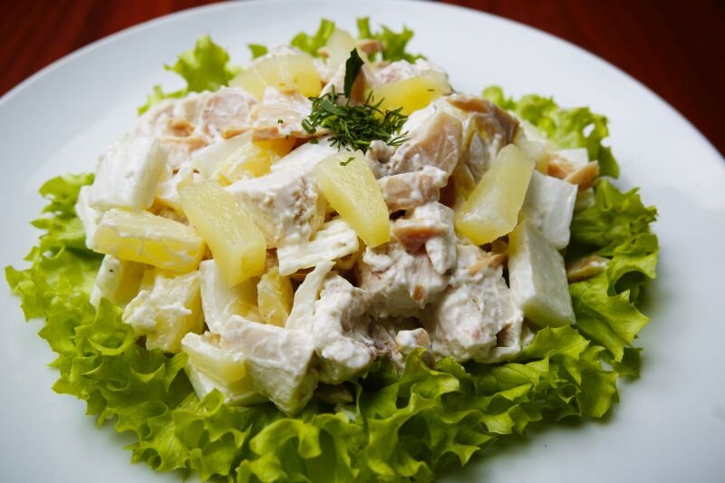 Я очень люблю блюда-перевертыши. Это такие, которые состоят из одних и тех же ингредиентов, но умеют мимикрировать и под ситуацию, и под хозяйку, и даже под дату.