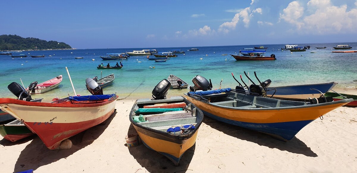 Пляж около деревни на маленьком острове. Выбирай любую лодку и отправляйся к свободе.