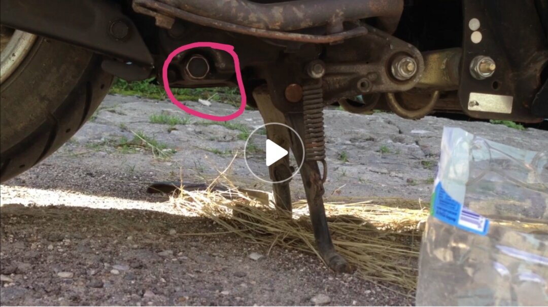 На фото показ сливной болт. 