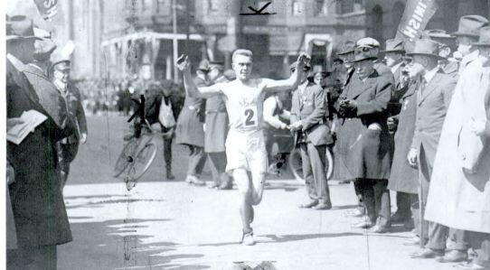 100 лет назад Бостонский марафон выиграл Карл Линдер.