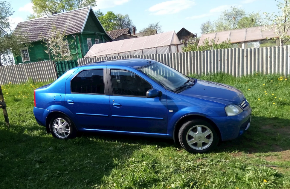 В цвете "синий металлик" и на литых дисках машина смотрится уже не так бедно и позорно