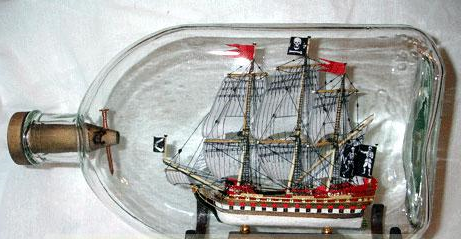 Чтобы собрать сложный кораблик в бутылке нужно несколько месяцев