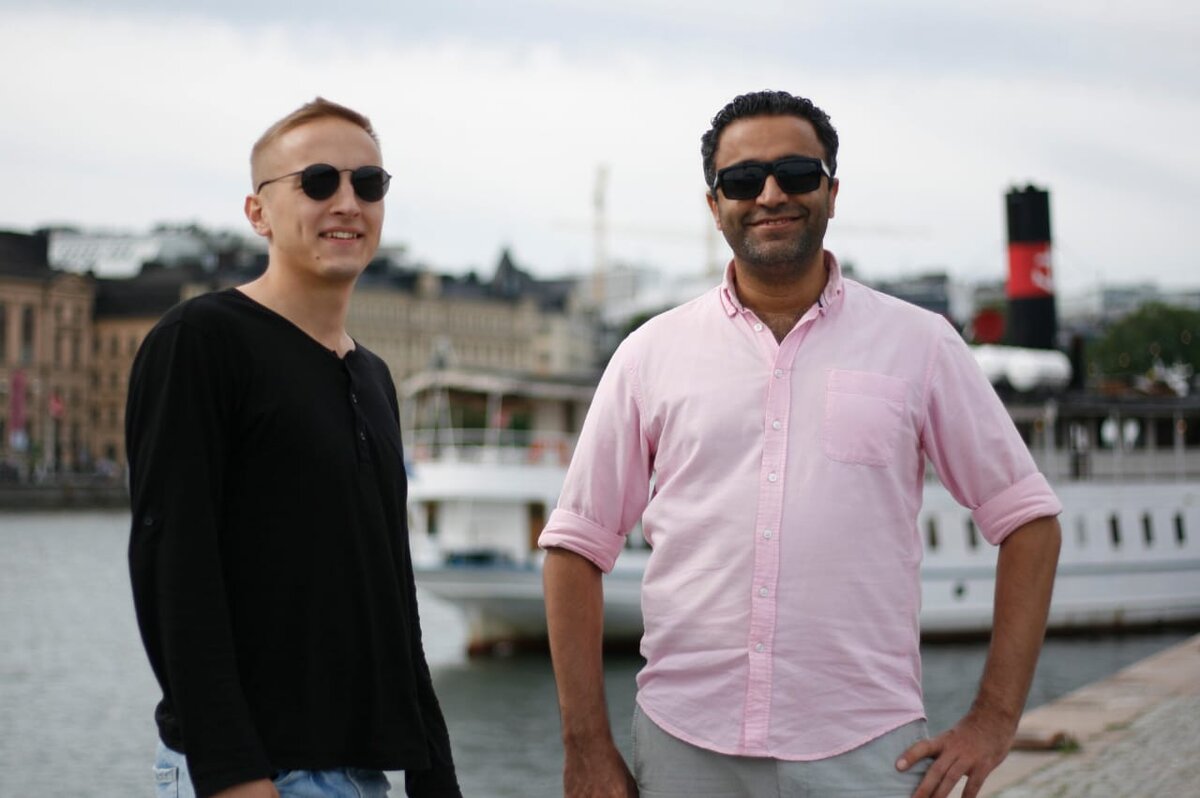 Он справа. Только на вид счастливый.