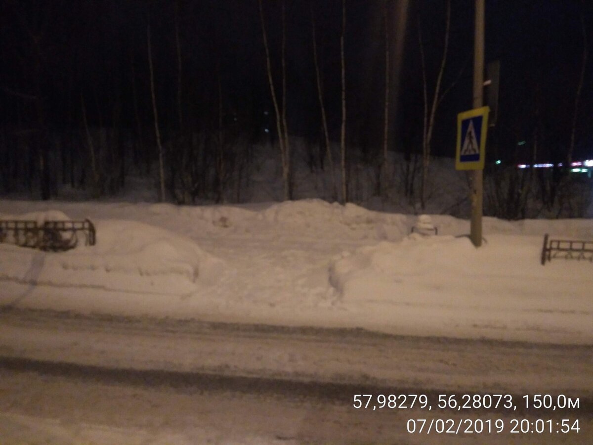 Снеговые кучи у пешеходного перехода