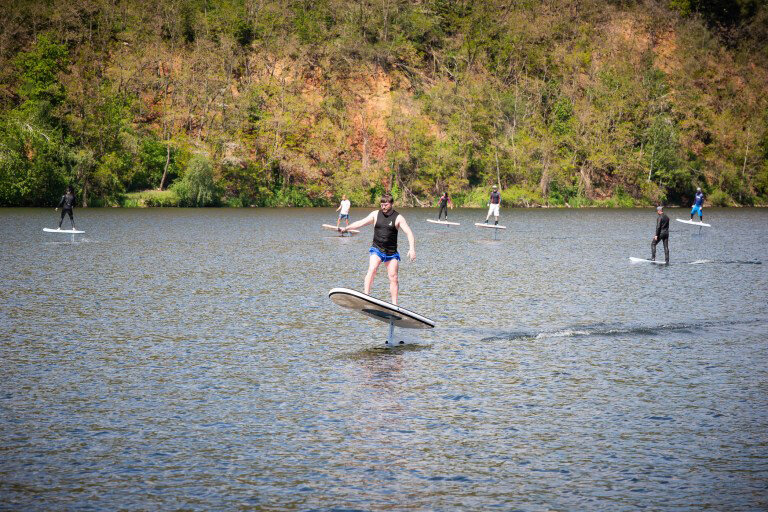 Гидрофойл состоит из длинного киля, который еще называется мачтой, с прилепленным к нему корпусом с плавниками.