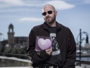 Джинсовые  штаны появились в первой половине XIX века как «роба» для ковбоев. За  короткое время они завоевали популярность и стали любимым предметом  одежды не только работников ранчо и стиляг. Из удобного и практичного  денима сегодня шьют плащи, куртки, жилетки, юбки, рубашки, сумочки и  даже обувь. А брюки из этой ткани являются самой распространенной  одеждой во всем мире.