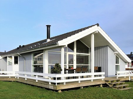 https://cdn.pixabay.com/photo/2018/04/15/18/14/holiday-house-3322326__340.jpg