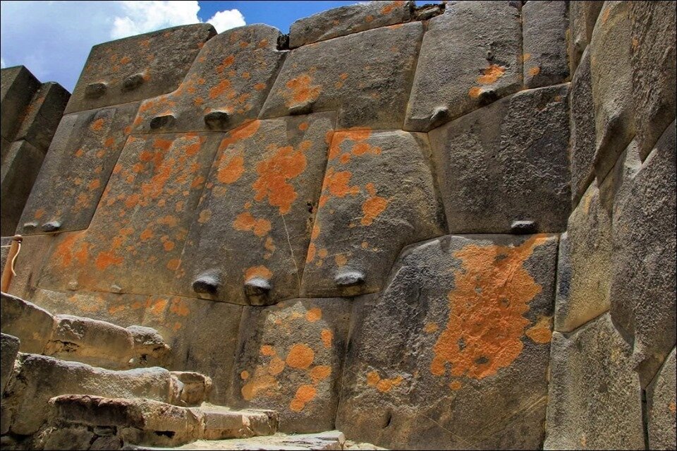 Отвечаю на вопрос про полигональную кладку. 